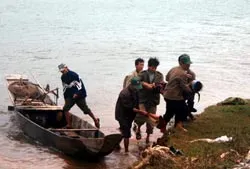 Chìm đò chở 78 người ở sông Gianh, tỉnh Quảng Bình. Báo SGGP tham gia hỗ trợ khẩn cấp. ảnh 2