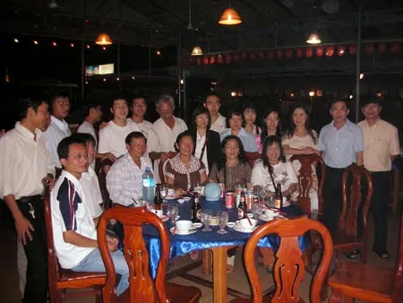 Đoàn y bác sĩ tình nguyện TPHCM vui xuân cùng bà con Việt kiều tại Kampốt. Ảnh: Minh Anh