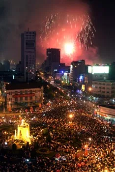 Cả nước hân hoan đón mừng năm mới Kỷ Sửu ảnh 9