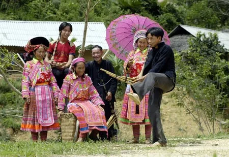 Múa khèn (Lào Cai). Ảnh: Minh Điền