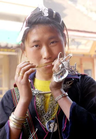 Khèn môi gọi bạn tình. Ảnh: Minh Điền