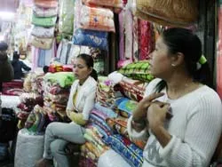 Chợ Đông Ba - Tiểu thương bị “móc ruột”?