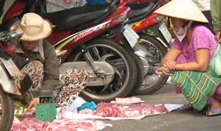 Thịt heo… xuống đường!