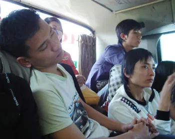 Xe đò nhồi nhét khách: Bao giờ chấm dứt?