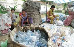 Phế liệu tràn qua biên giới Tây Nam