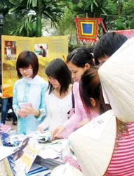 Ngày Thơ Việt Nam lần thứ 7 tại Văn Miếu - Quốc Tử Giám: Trầm hùng âm hưởng của thi ca