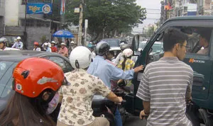 TPHCM lại kẹt xe do “lô cốt”