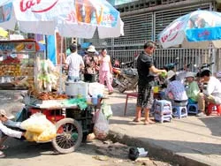 TP Hồ Chí Minh: Hàng rong, thịt chó vẫn bị... thả nổi