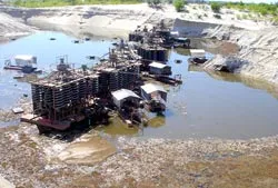 “Lốc” titan tàn phá làng quê