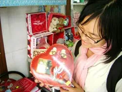 Sáng 13-2, thị trường ngày Valentine sôi động