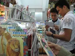 Sáng 13-2, thị trường ngày Valentine sôi động ảnh 2