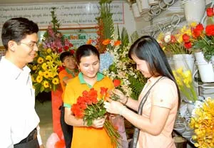 Thị trường ngày Valentine sôi động giờ chót