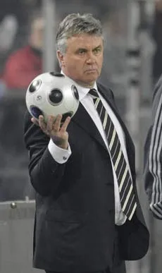 Bức thông điệp của tân HLV Guus Hiddink: Chelsea vẫn có thể đoạt cú ăn 3