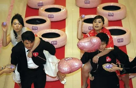 Thi cõng vợ tại một siêu thị ở Hồng Công (Trung Quốc) (REUTERS)