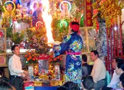 Đi xem hầu thánh mẫu