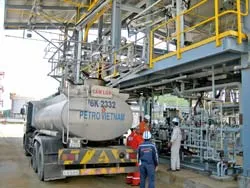 Ngày 17-2, Nhà máy lọc dầu Dung Quất chuyển sản phẩm ra bể chứa dầu thành phẩm