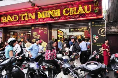 Sáng nay, giá vàng tăng, nhiều người dân Hà Nội xếp hàng để...bán vàng