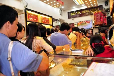 Sáng nay, giá vàng tăng, nhiều người dân Hà Nội xếp hàng để...bán vàng ảnh 2