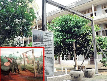 Chiếc xà gỗ dưới gốc cây hoa đại này dùng để tra tấn tù nhân, bức tranh nhỏ thể hiện cảnh tra tấn dã man nơi đây.
