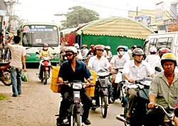 Đám cưới được tổ chức giữa đường