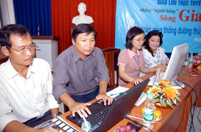 Ông Lê Hoàng Minh (thứ hai, từ trái sang) đang trả lời các câu hỏi giao lưu trực tuyến của bán đọc.