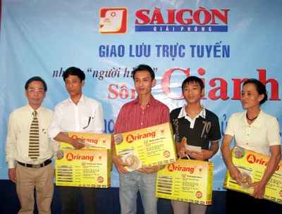 Ông Lê Thiện Hưng - GĐ TT Điện tử Công ty CP DV Phú Nhuận (MASECO) tặng các công dân dũng cảm 5 đầu máy DVD-Arirang