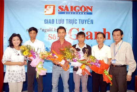 Phó Tổng biên tập báo SGGP Nguyễn Tấn Phong (bìa phải) và NSƯT Kim Cương (bìa trái) tặng hoa và chúc sức khỏe bà Hoàng Thị Hà và các anh Mai Văn Luyện, Trần Quang Thắng và Mai Thanh Phong.