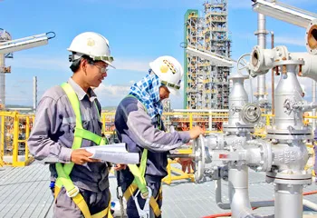 Kiểm tra những công đoạn cuối cùng tại phân khu công nghệ thuộc Nhà máy Lọc dầu Dung Quất. Ảnh: NGỌC LÂM