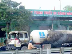 Nghệ An: Xe chở gas bốc cháy trước cửa hàng xăng dầu