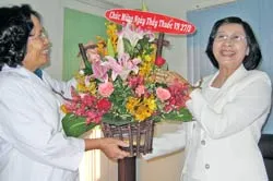 Thăm và tặng quà các thầy thuốc lão thành