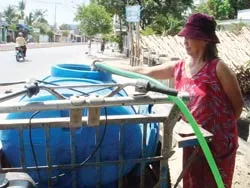 Huy động tối đa xe bồn chở nước cho dân