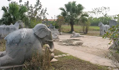 Khu lăng mộ đá độc đáo ở Việt Nam hoang phế giữa đồng