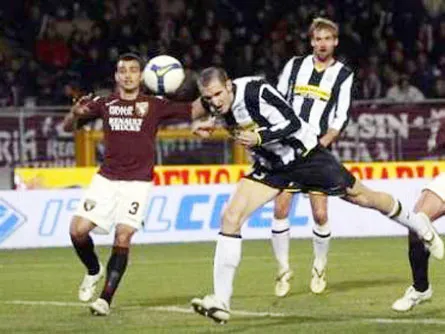 Vòng 27 - Serie A: Chiellini tỏa sáng giúp Juventus hạ Torino