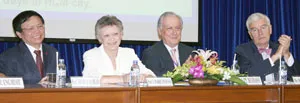 Nữ khoa học gia đoạt giải Nobel Y học 2008 đến Việt Nam