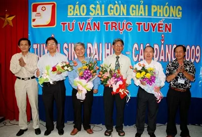 Phó TBT Báo SGGP Nguyễn Tấn Phong (bìa trái) tặng hoa các chuyên gia trả lời tư vấn trực tuyến tuyển sinh Đại học - Cao đẳng 2009. Ảnh: Mai Hải