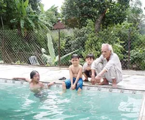 Bể bơi trên núi của ông Cò