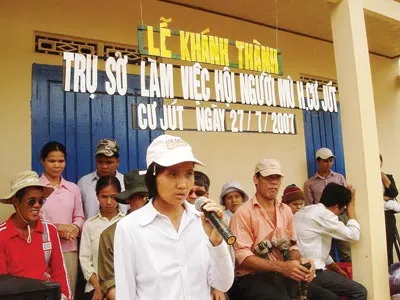 Chị em tiểu thương đến với người nghèo