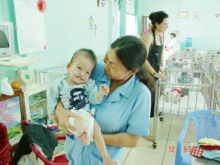 Hai “người mẹ” của trẻ mồ côi