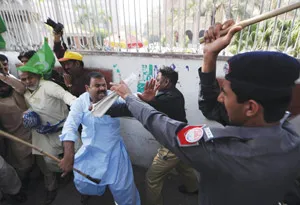 Biểu tình chống chính phủ biến thành bạo loạn