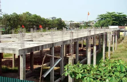 Vật tư giảm giá - Công trình vẫn “ngoảnh mặt”