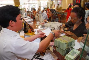 Hoạt động tín dụng ở ngân hàng. Ảnh: VIỆT DŨNG