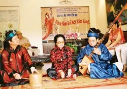 Tặng nhau cả một tấm lòng trăm năm