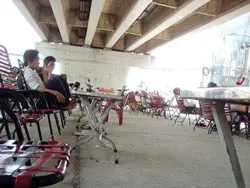 Nhếch nhác gầm cầu