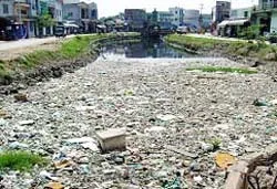 TPHCM: Nhiều dòng kênh… rác