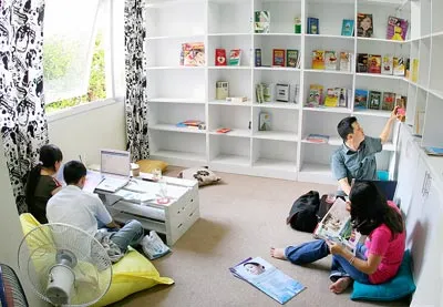 Sự tiện nghi ở một quán cà phê đọc sách, sử dụng wifi. Ảnh: AN DUNG