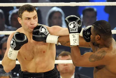 Võ sĩ Vitali Klitschko (trái) trong trận đấu với Juan Carlos Gomez của Cuba tranh đai vô địch hạng nặng WBC hôm 21-3.