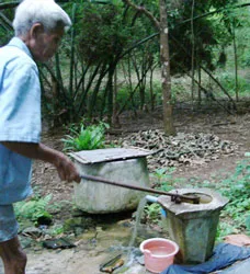 Hòa Bình: Hơn 20 năm sống “ôm” nghĩa địa ảnh 2