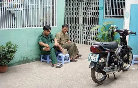 ... vài anh dân quân ngồi như thế này liệu có thể ngăn được nạn hút chích, cướp giật tại hẻm 206 đường Bình Tiên P4 Q6?