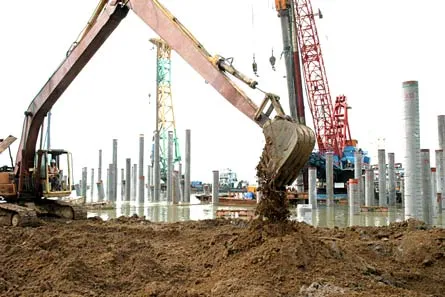 Cảng Container trung tâm Sài Gòn đang được xây dựng ở khu đô thị - cảng Hiệp Phước để phát triển KCN Hiệp Phước. Ảnh: Đức Thành