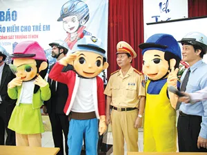 Hơn 10.000 học sinh được tặng nón bảo hiểm